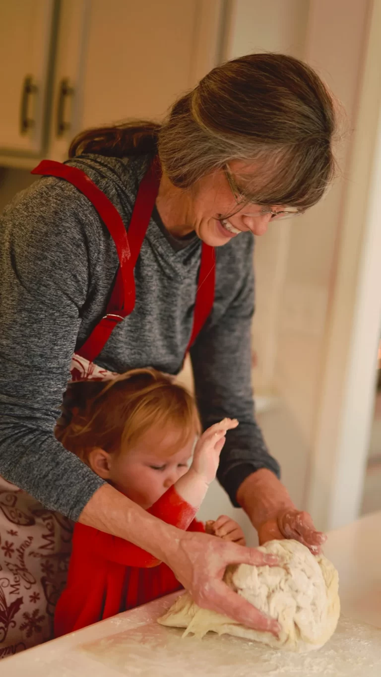 Abuela cocinando con nieta, futuro asegurado con asesoría en pensiones