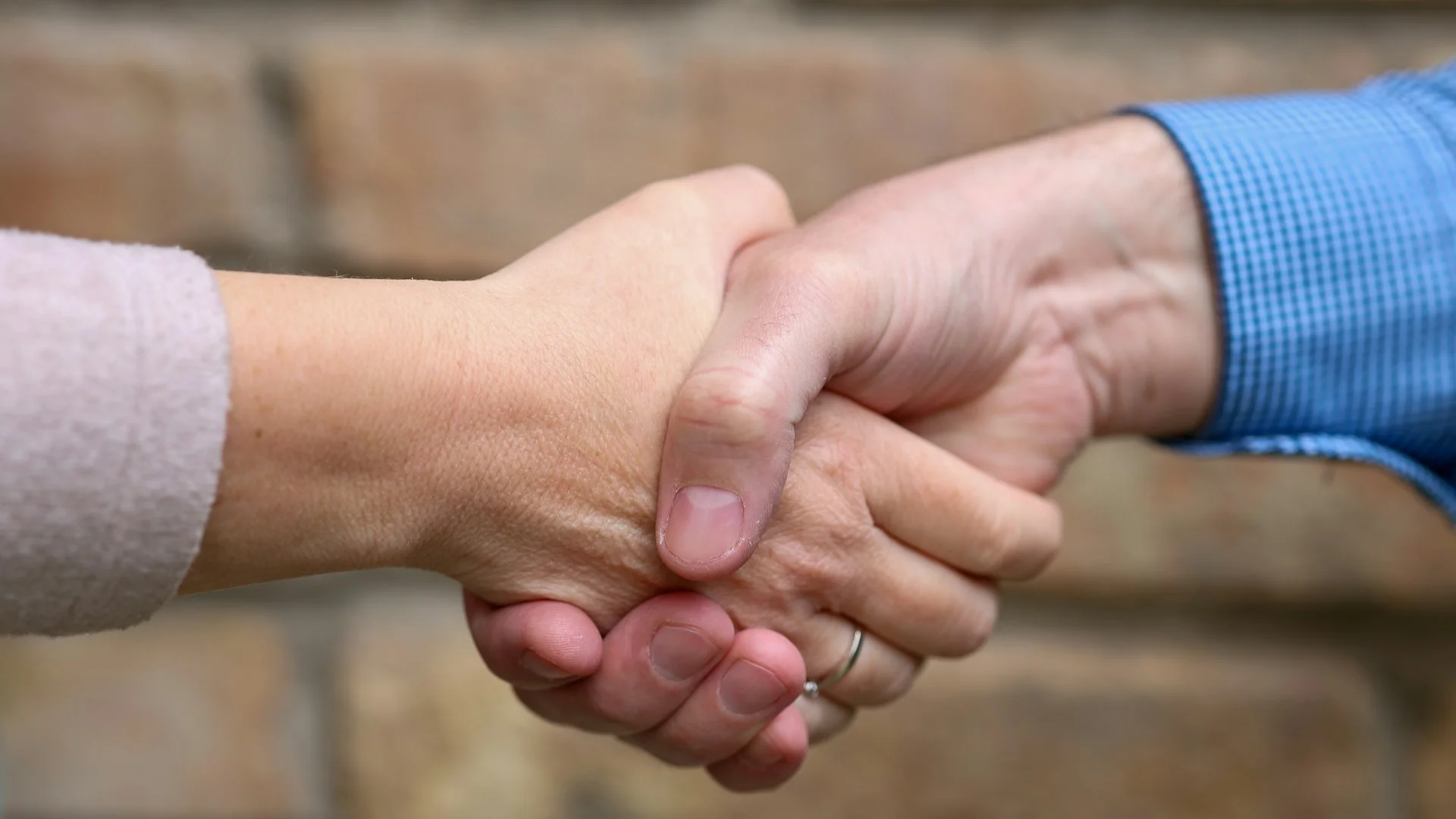 Apretón de manos cerrando un trato